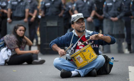 Do protestu nauczycieli (na zdjęciu w Rio de Janeiro) domagających się podwyżek w dniu ich święta do