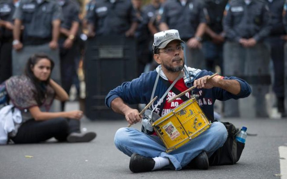 Do protestu nauczycieli (na zdjęciu w Rio de Janeiro) domagających się podwyżek w dniu ich święta do