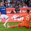 Zawodnik Lecha Poznań Kristoffer Velde (L) strzela bramkę na 2:0 podczas pierwszego meczu 3. rundy e