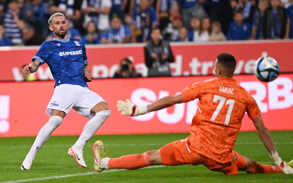 Zawodnik Lecha Poznań Kristoffer Velde (L) strzela bramkę na 2:0 podczas pierwszego meczu 3. rundy e