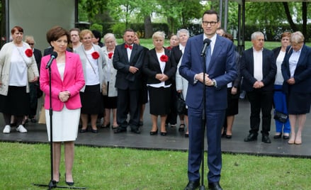 Minister rodziny i polityki społecznej Marlena Maląg (L) i premier Mateusz Morawiecki (P) podczas ko