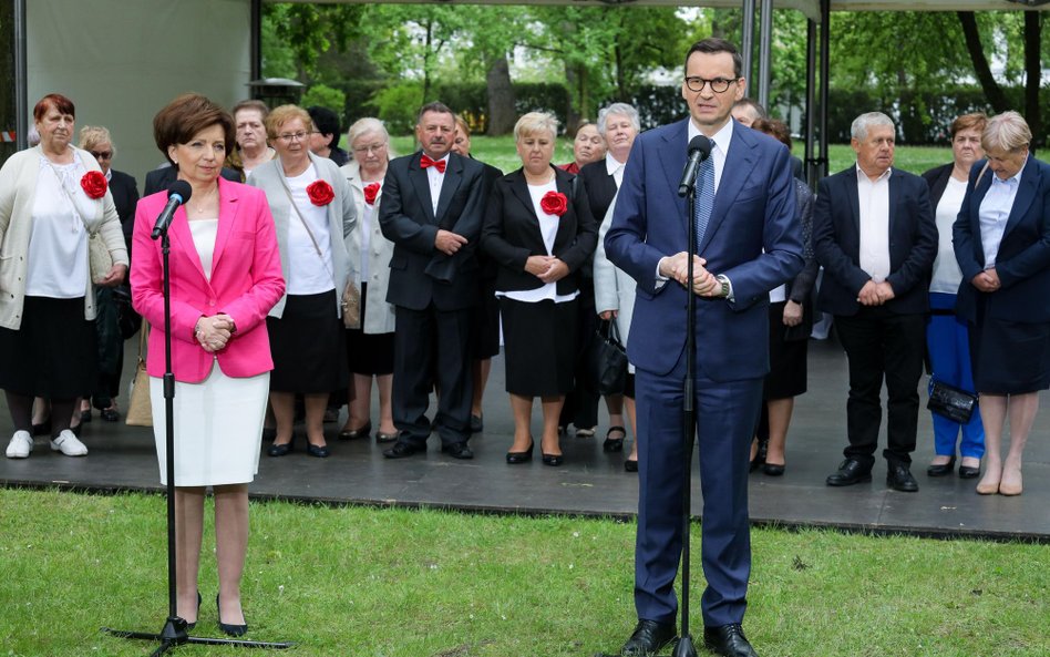 Minister rodziny i polityki społecznej Marlena Maląg (L) i premier Mateusz Morawiecki (P) podczas ko