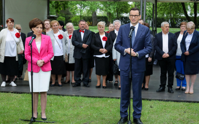 Minister rodziny i polityki społecznej Marlena Maląg (L) i premier Mateusz Morawiecki (P) podczas ko