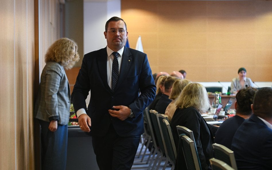 Minister rolnictwa i rozwoju wsi Stefan Krajewski podczas śniadania prasowego w siedzibie MRiRW w Wa