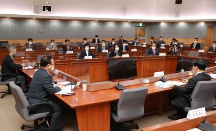 Premier Korei Południowej w czasie posiedzenia panelu omawiającego strategię "życia z COVID-19"