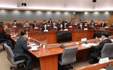Premier Korei Południowej w czasie posiedzenia panelu omawiającego strategię "życia z COVID-19"
