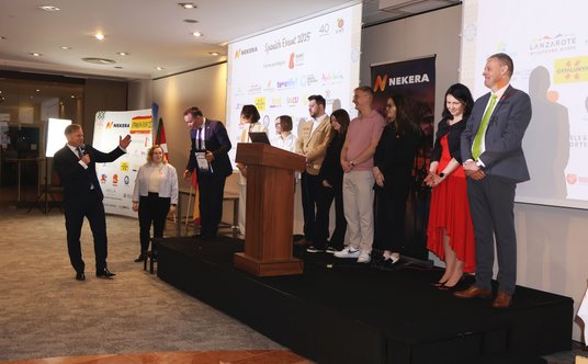 Maciej Nykiel przedstawił podczas spotkania część zespołu swojego biura podróży, pracowników odpowie