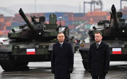 Prezydent Andrzej Duda (L) i wicepremier, minister obrony narodowej Mariusz Błaszczak (P) podczas od