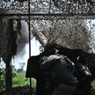 Ukraiński artylerzysta strzela z haubicy na rosyjskie pozycje na linii frontu w pobliżu Bachmutu