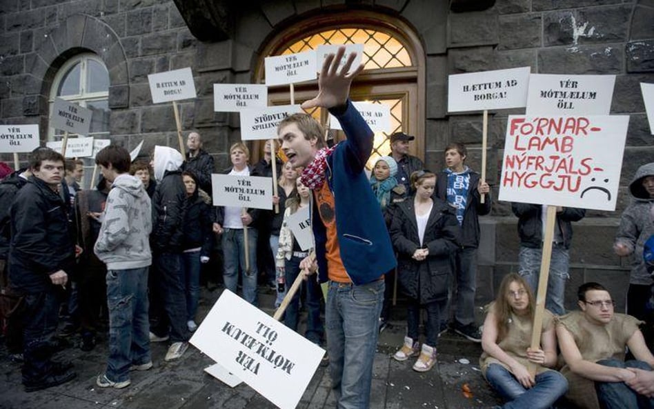 Islandczycy na ulicach Reykjawiku protestują domagając się ustąpienia rządu i większej przejrzystośc