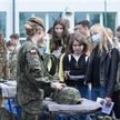 Coraz więcej młodych chce założyć mundur