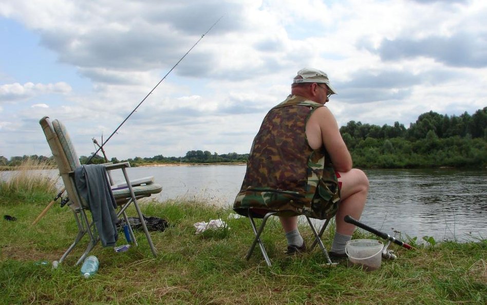 Za łowienie ryb bez dowodu na posiadanie uprawnień grozi większa odpowiedzialność niż za jazdę samoc