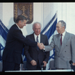 Izraelski minister spraw zagranicznych, Szimon Peres, podaje dłoń ministrowi spraw zagranicznych Nor