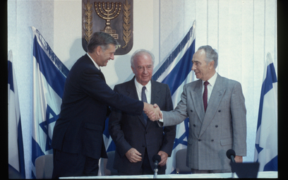 Izraelski minister spraw zagranicznych, Szimon Peres, podaje dłoń ministrowi spraw zagranicznych Nor