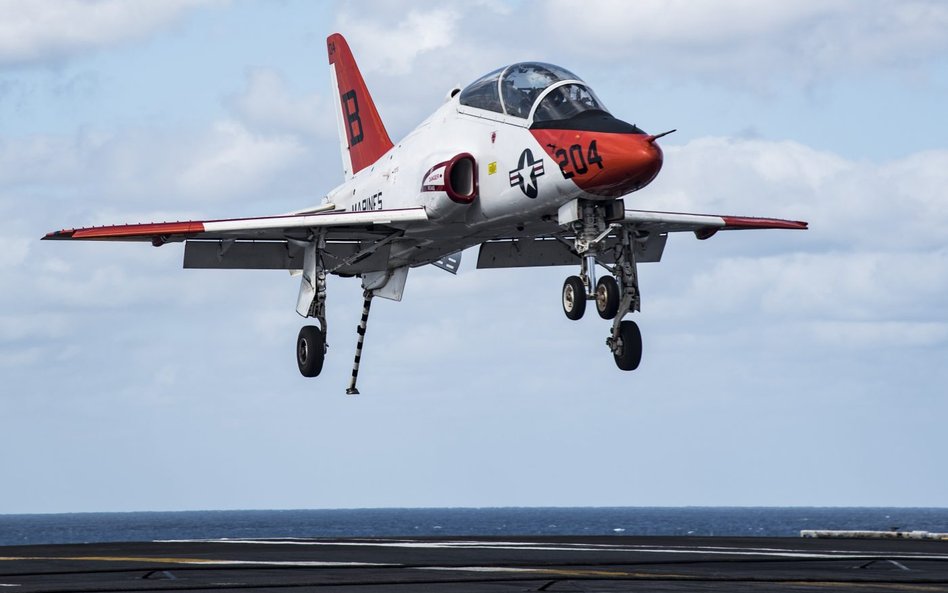 Samolot szkolenia zaawansowanego Boeing T-45C Goshawk podchodzi do lądowania na lotniskowcu z wysuni