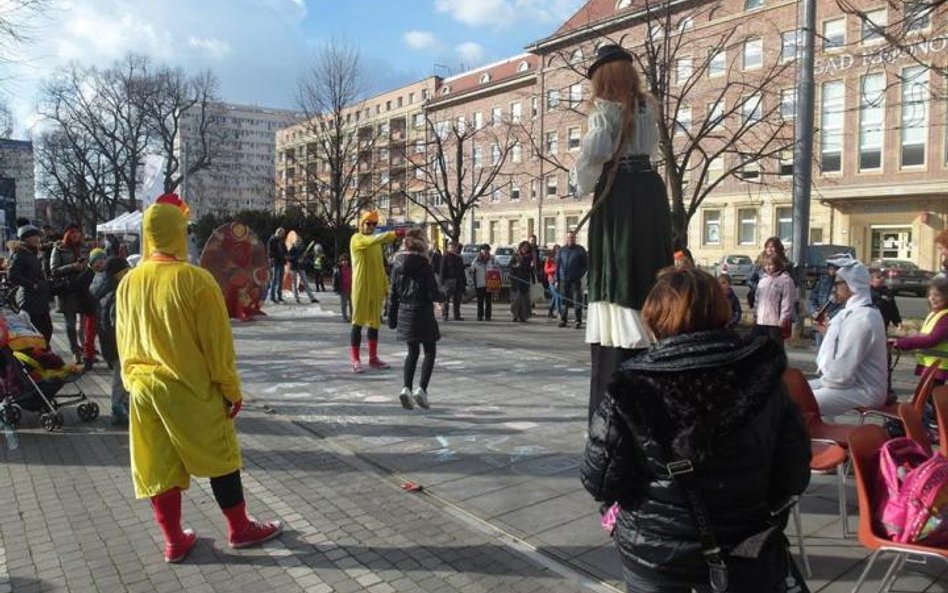 W ramach kampanii edukacyjnej związanej z programem Kawka organizowano festyny miejskie.