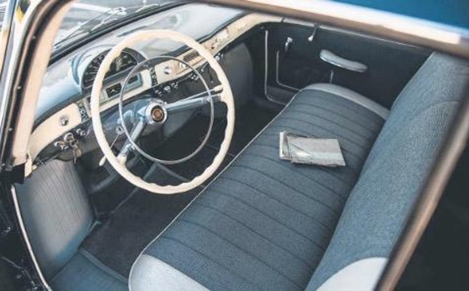 Wygięta niczym fala deska rozdzielcza wraz z dwuramienną kierownicą z bakelitu i chromami jest szale