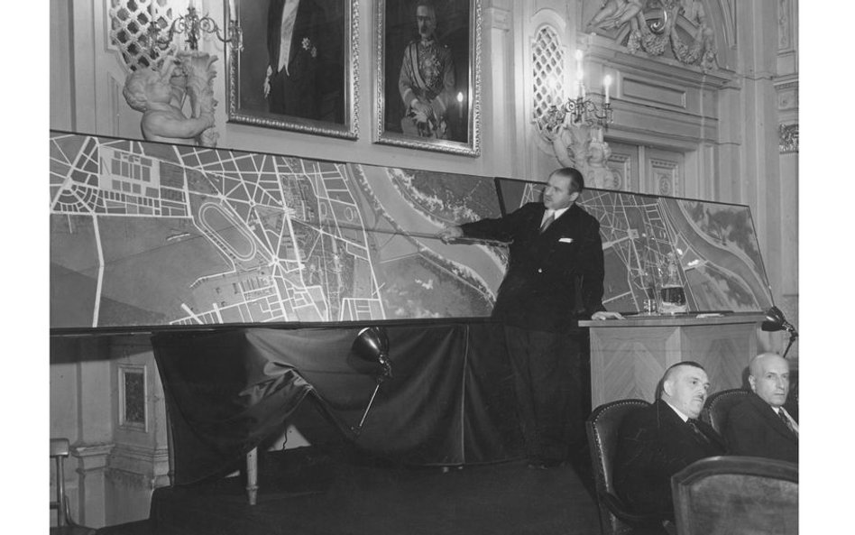 09 sierpnia 1935r., Stefan Starzyński podczas wygłaszania odczytu pt. "O pomniku marszałka RP Józefa