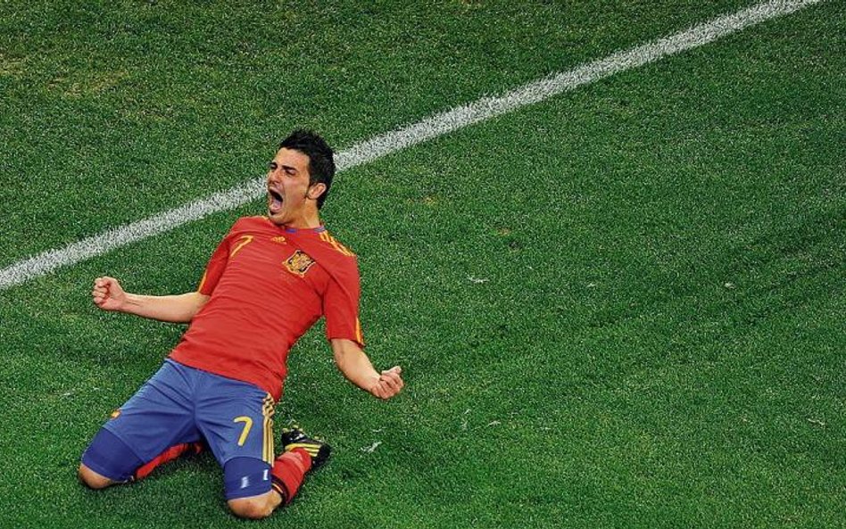 David Villa, urodzony 3 grudnia 1981. Król strzelców Euro 2008. Kluby: Sporting Gijon, Saragossa, Va