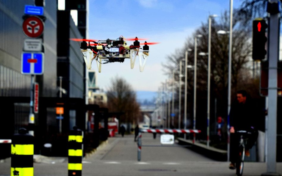 Dron samouk