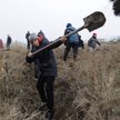 Młodzi Ukraińcy przygotowują okopy koło Mariupola, portowego miasta nad Morzem Azowskim