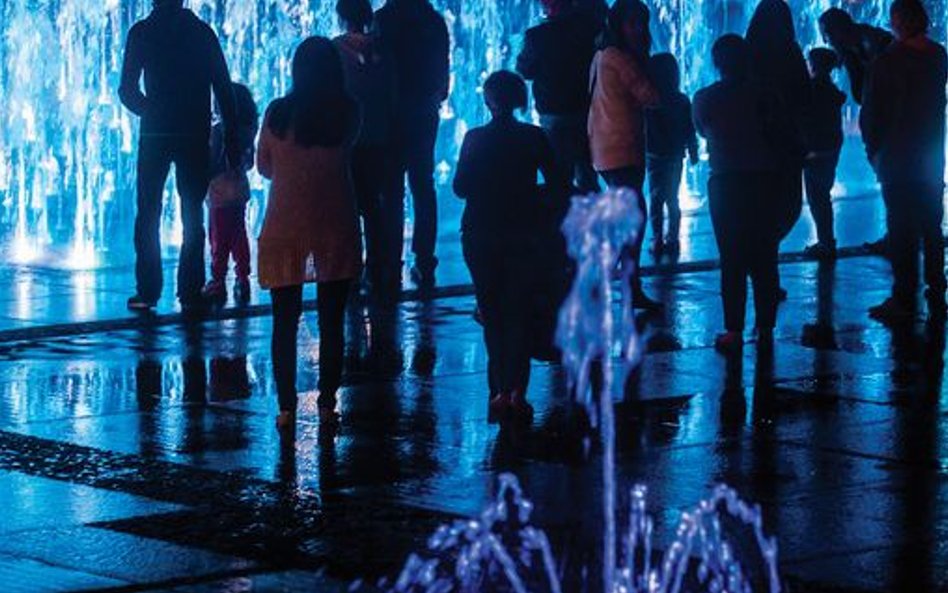 Pokazy tematyczne fontanny multimedialnej stanowią jedną z głównych atrakcji turystycznych Rzeszowa.