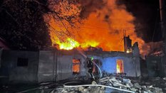 Ukraińscy strażacy na miejscu ataku rosyjskich dronów w Odessie
