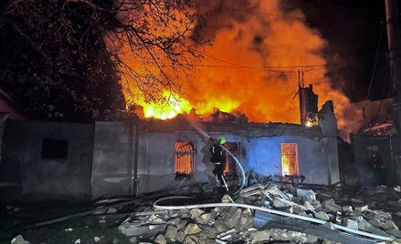 Ukraińscy strażacy na miejscu ataku rosyjskich dronów w Odessie