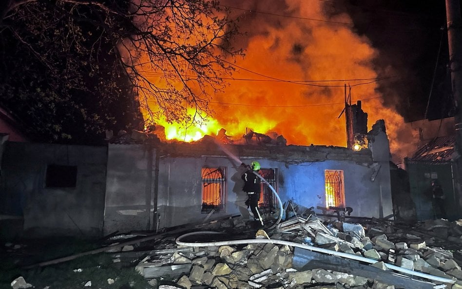 Ukraińscy strażacy na miejscu ataku rosyjskich dronów w Odessie