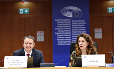 Kata Tüttő, przewodnicząca Komitetu Regionów i Siegfried Mureșan, współsprawozdawca Parlamentu Europ