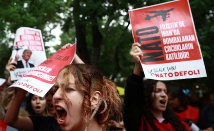 Ankara, 13 czerwca. Protest przeciwko zbliżającemu się szczytowi NATO. Hasło na transparencie:  „NAT