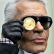 Karl Lagerfeld podczas prezentacji nowej monety z wizerunkiem francuskiej legendy mody