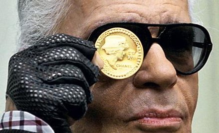 Karl Lagerfeld podczas prezentacji nowej monety z wizerunkiem francuskiej legendy mody