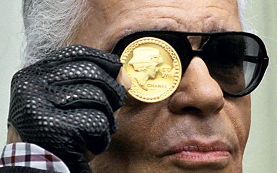 Karl Lagerfeld podczas prezentacji nowej monety z wizerunkiem francuskiej legendy mody