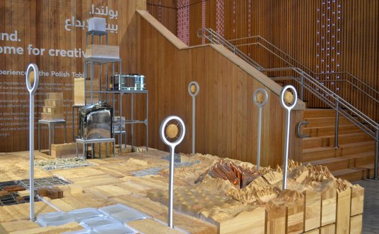 "Polski stół" usytuowany wewnątrz Polskiego Pawilonu (na parterze) na Expo 2020 w Dubaju.