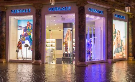 Były pracownik Versace twierdzi, że firma używa kodu, by zaalarmować o czarnoskórym kliencie w sklep