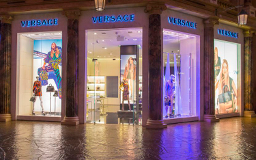 Były pracownik Versace twierdzi, że firma używa kodu, by zaalarmować o czarnoskórym kliencie w sklepie