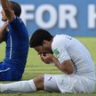 Luis Suarez (na pierwszym planie) i ugryziony Giorgio Chiellini