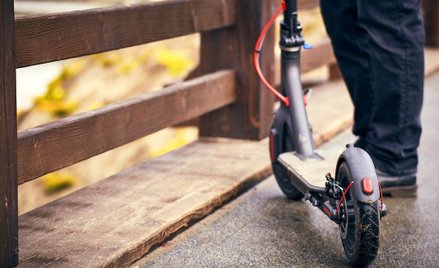 Miłośnicy e-pojazdów będą traktowani jak rowerzyści