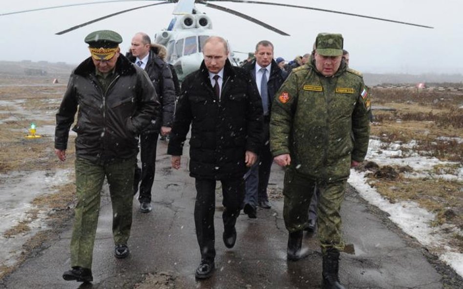 Prezydent Władimir Putin przyleciał wczoraj na poligon pod St. Petersburgiem, by obserwować manewry 