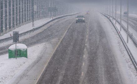 Gdy samochód zatrzymał się na pasie awaryjnym drogi S61 w pow. ostrowskim 37-latek wysiadł z auta. N