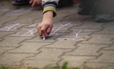 Domki narysowane kredą przed siedzibą PiS. Policja "zabezpieczyła narzędzia"