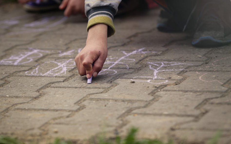 Domki narysowane kredą przed siedzibą PiS. Policja "zabezpieczyła narzędzia"