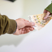 Przeciętnie co 12. pracownik w Polsce już otrzymuje część swojej pensji pod stołem