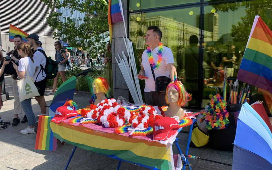 Na miejscu można było zaopatrzyć się w tęczowe gadżety i stroje