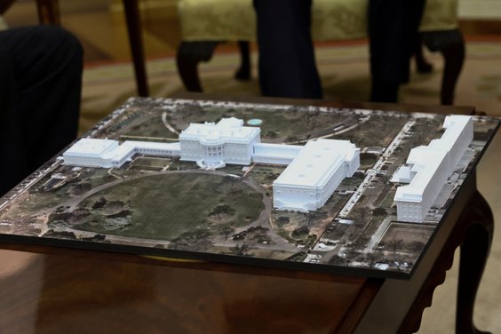 Makieta przedstawiająca Biały Dom z planowaną salą balową