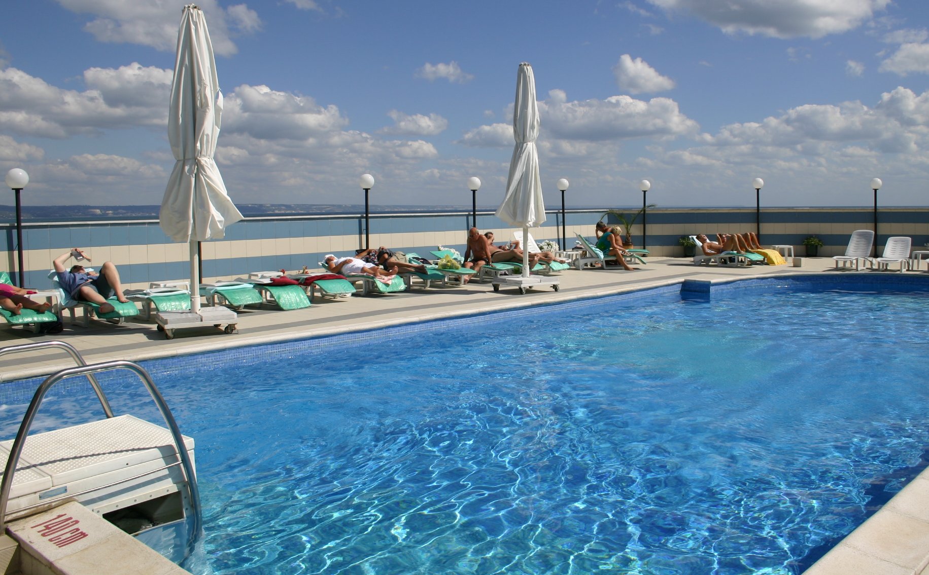 Dwa tysiące złotych oszczędności na jednej wycieczce? To możliwe – pokazują eksperci