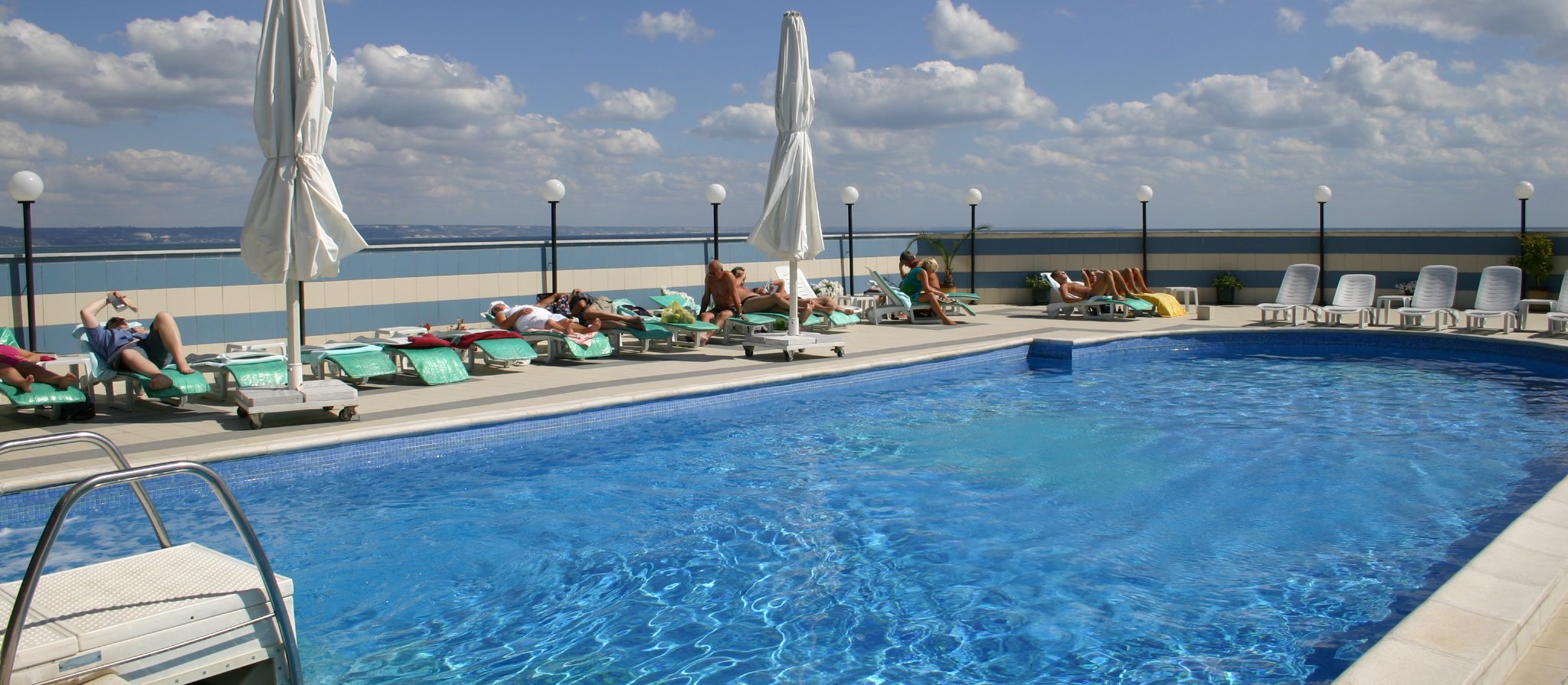 Dwa tysiące złotych oszczędności na jednej wycieczce? To możliwe – pokazują eksperci