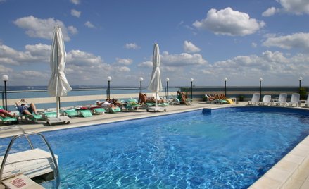 Ulubione kierunki wakacyjne Polaków drożeją. Efekt wojny na Bliskim Wschodzie?