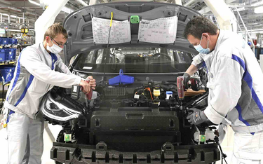 Z powodu wojny na Ukrainie Volkswagen skraca czas pracy w swoich fabrykach